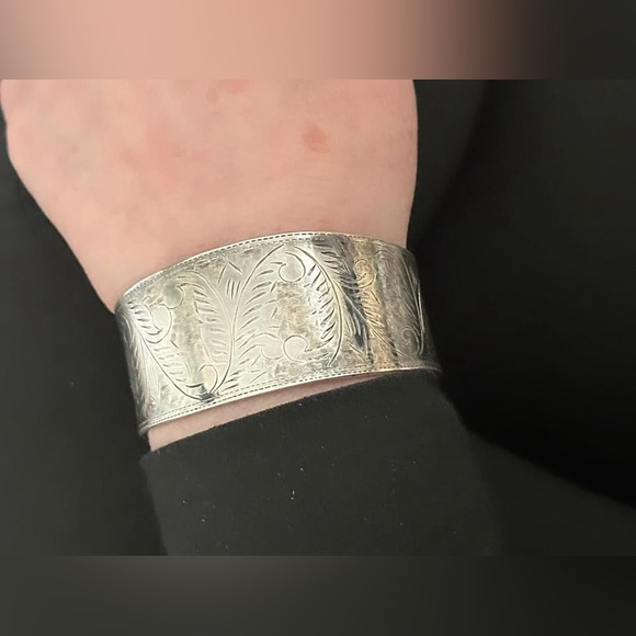 Vintage sterling silver etched cuff bracelet - Picture 8 of 9